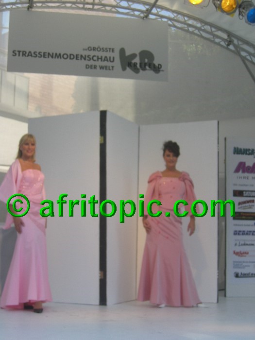 ../Images/Krefeld-Strssenmodenschau-2005 463.jpg